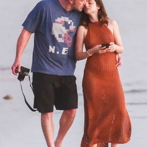 Ben Affleck & Ana De Armas Enjoy a PDA Moment During Romantic Beach Stroll in Costa Rica (43 Photos) – Leaked Nudes