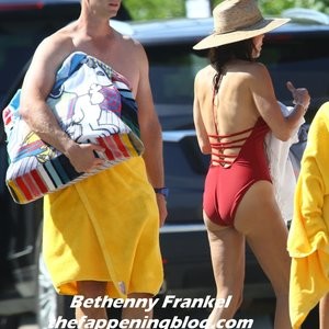 Bethenny Frankel Enjoys Another Beach Day in The Hamptons (17 Photos) - Leaked Nudes