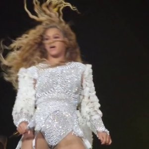 Beyonce’s Pussy Slips (10 Pics) – Leaked Nudes