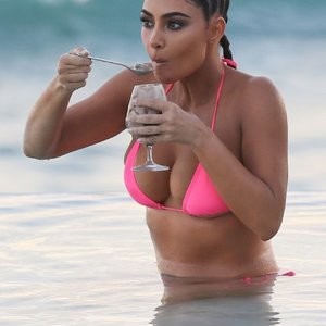 Real Celebrity Nude Kim Kardashian 012 pic