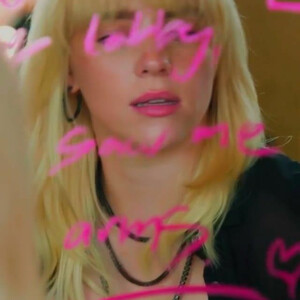 Free nude Celebrity Billie Eilish 007 pic