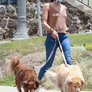 Braless Aubrey Plaza Takes Her Dogs For a Walk in Los Feliz (29 Photos) – Leaked Nudes
