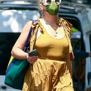 Nude Celeb Pic Busy Philipps 002 pic
