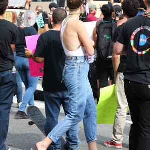 Braless Ireland Baldwin Goes Solo to Join Protests in Hollywood (50 Photos) - Leaked Nudes