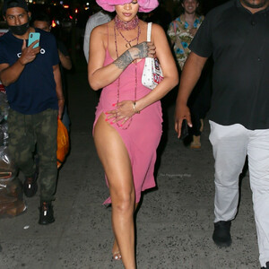 Famous Nude Rihanna 020 pic