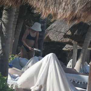 Hot Naked Celeb Brandi Cyrus 013 pic