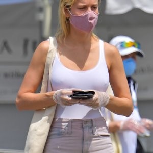 Brie Larson Stops by a Farmer’s Market Wearing a Face Mask (19 Photos) – Leaked Nudes