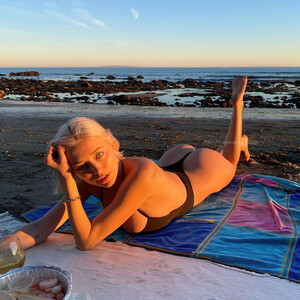 Busty Caroline Vreeland Enjoys a Day on the Beach (7 Photos) - Leaked Nudes