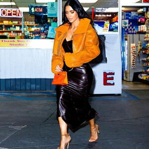 Famous Nude Kim Kardashian 004 pic