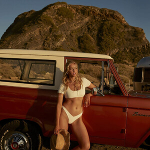 Famous Nude Camille Kostek 002 pic