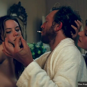 Celebrity Nude Pic Camille Rowe 007 pic