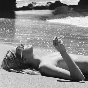 Naked celebrity picture Camille Rowe 011 pic