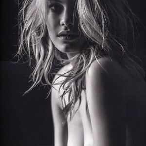 Free nude Celebrity Camille Rowe 046 pic