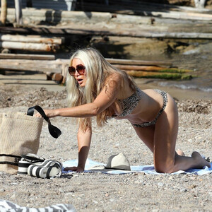 Free nude Celebrity Caprice Bourret 015 pic