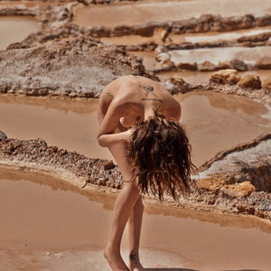 Catherine McNeil Nude (2 Photos) - Leaked Nudes