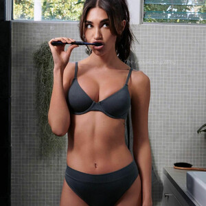 Free nude Celebrity Chantel Jeffries 208 pic