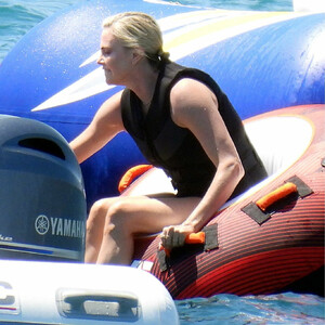 Naked celebrity picture Charlize Theron 007 pic