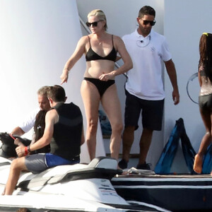 Famous Nude Charlize Theron 017 pic