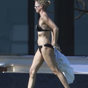 Naked Celebrity Charlize Theron 003 pic