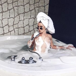 Free nude Celebrity Charlotte de Carle 007 pic