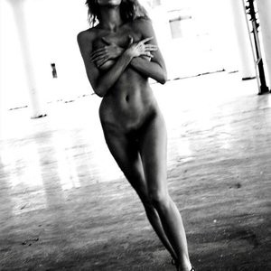 Celeb Naked Charlotte McKinney 001 pic
