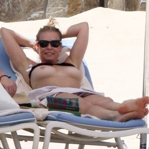 Famous Nude Chelsea Handler 002 pic