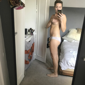 Celeb Naked Cherry Healey 006 pic