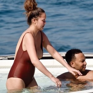 Nude Celebrity Picture Chrissy Teigen 010 pic
