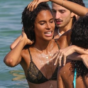 Naked celebrity picture Cindy Bruna 016 pic