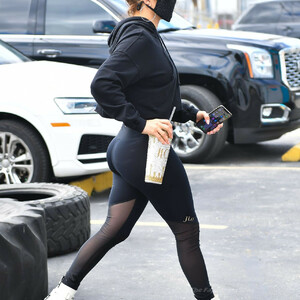 Curvy Jennifer Lopez Makes a Gym Run in Miami (25 Photos) – Leaked Nudes