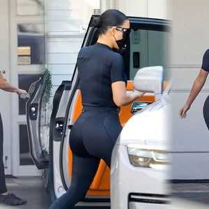 Curvy Kim Kardashian Hits Up Epione For Some Pampering (44 Photos) – Leaked Nudes