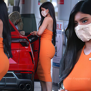 Curvy Kylie Jenner Steps Out in Public in Los Angeles (23 Photos) – Leaked Nudes