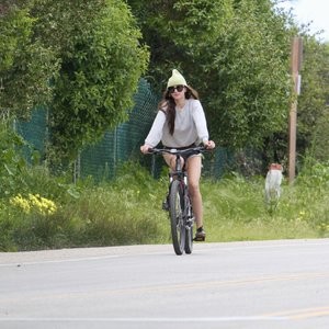 Dakota Johnson & Chris Martin Take His Kids Out for a Bike Ride in Malibu (58 Photos) - Leaked Nudes