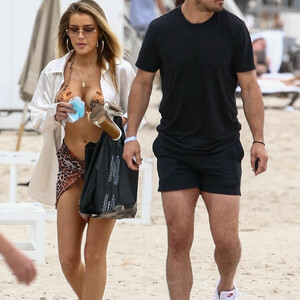 Danny Amendola & Jean Watts Relax with Friends on Miami Beach (48 Photos) – Leaked Nudes