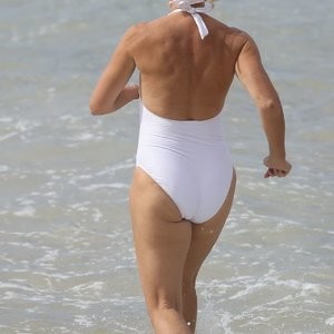 Newest Celebrity Nude Deborah Hutton 003 pic