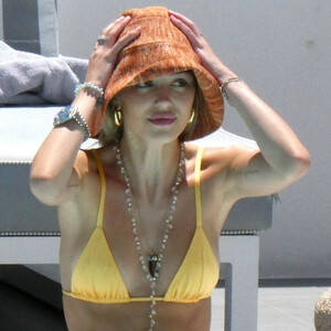 Celeb Nude Delilah Belle Hamlin 017 pic