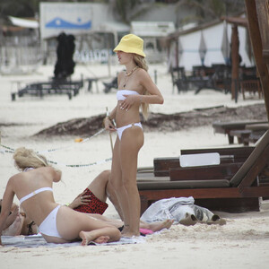Nude Celeb Pic Delilah Belle Hamlin 009 pic