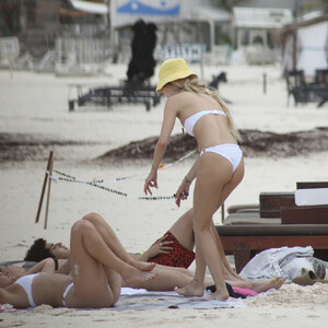 Hot Naked Celeb Delilah Belle Hamlin 022 pic