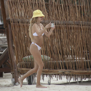 Real Celebrity Nude Delilah Belle Hamlin 031 pic