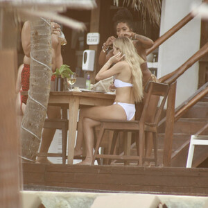 Nude Celebrity Picture Delilah Belle Hamlin 035 pic
