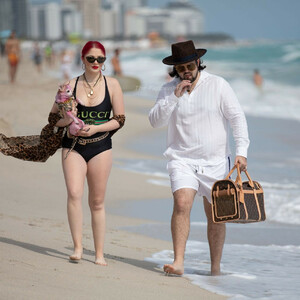 Denny Strickland and His Girlfriend Hunter Enjoy a Romantic Walk on the Beach in Miami (34 Photos) - Leaked Nudes