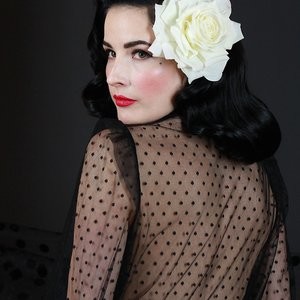 Famous Nude Dita Von Teese 046 pic