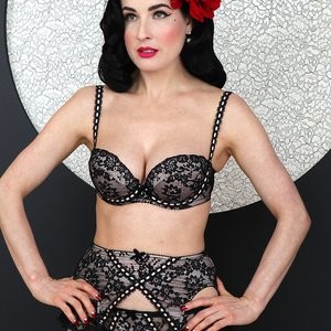 Famous Nude Dita Von Teese 114 pic