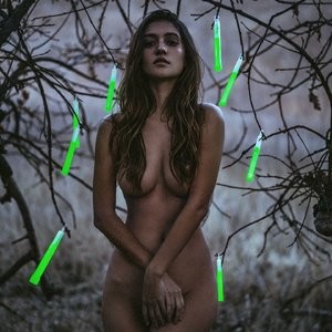 Nude Celeb Pic Elizabeth Elam 006 pic