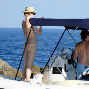 celeb nude Elle Evans 014 pic