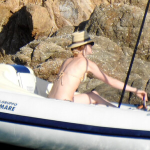 Naked celebrity picture Elle Evans 016 pic