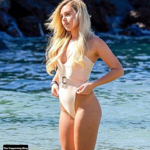 Nude Celeb Ellie Brown 018 pic