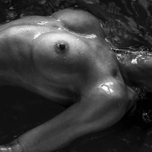 Naked Celebrity Elyse Taylor 070 pic