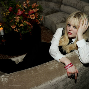 Naked Celebrity Pic Emily Alyn Lind 020 pic