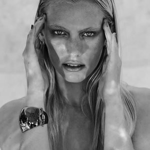 Nude Celeb Emily Baker 006 pic